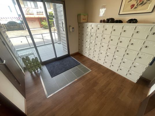 明るい床のエントランス