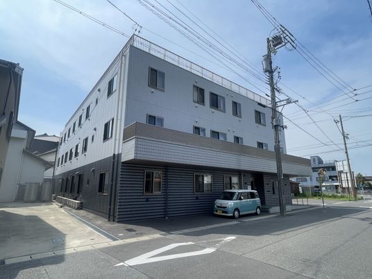 現代的な建物の外観