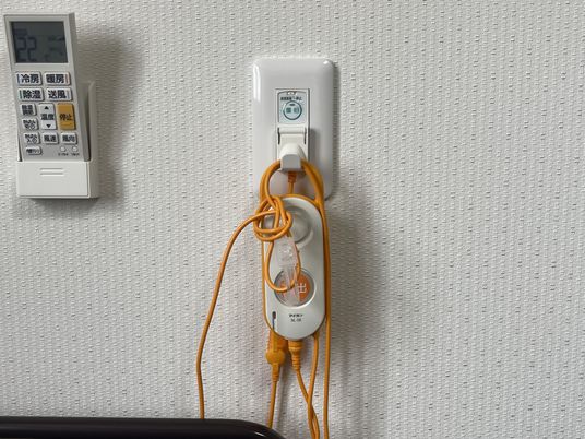 操作パネルと壁