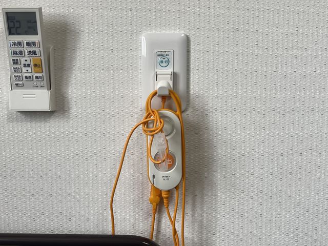 操作パネルと壁