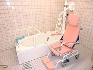 浴槽と入浴椅子の浴室  