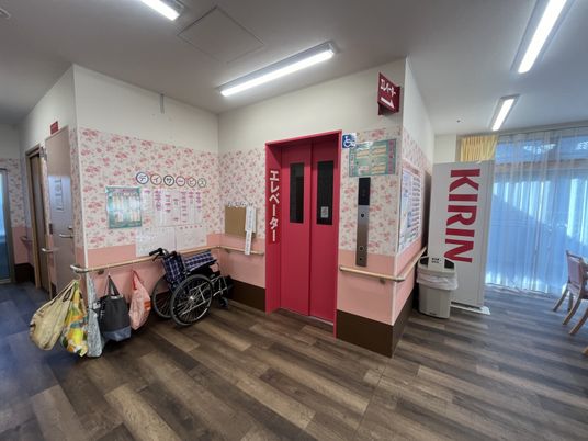 エレベーターと掲示物
