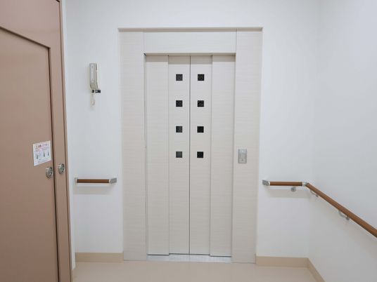 手すり付きのエレベーター前