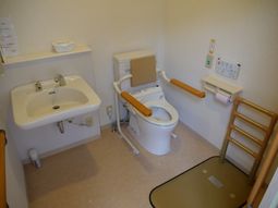 バリアフリー設計の浴室