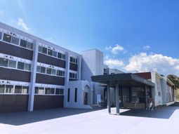 青空と建物のエントランス