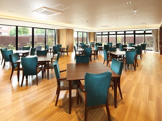 広々とした明るいダイニング