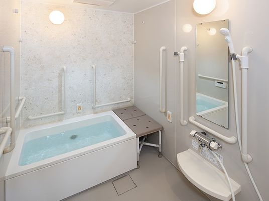 バリアフリー設計の浴室