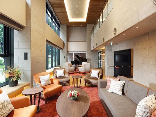 広々とした明るいラウンジ