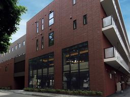 赤レンガの建物と緑