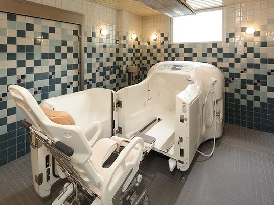 バリアフリー設計の浴室