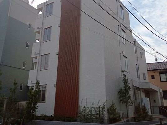 モダンなデザインの建物外観