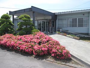 花壇のある施設外観  