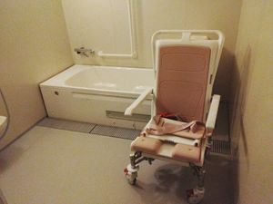 サポート用機器付き浴室