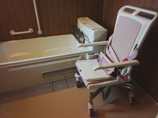 介助用椅子付き浴室