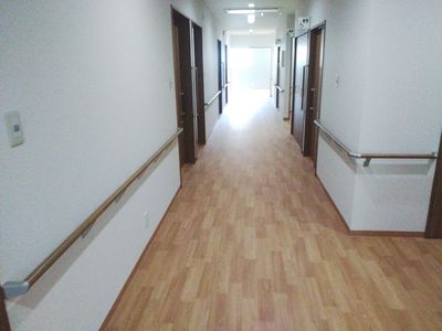 清潔で広々とした廊下