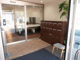 広々とした明るいエントランス