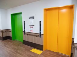 色鮮やかなエレベーター