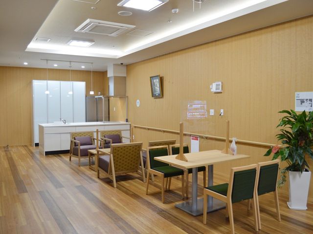 自然光が心地よいラウンジ ラウンジ 広々としたスペースで、自然光が心地よく差し込みます。リラックスしながら交流できる空間です。