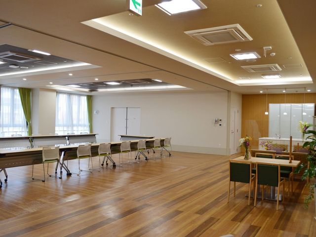明るい共用スペース 多目的室 自然光が差し込む広々とした多目的室で、会議やイベントが行いやすい環境です。