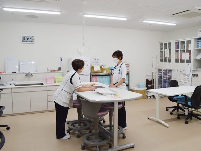 スタッフが話し合う部屋 スタッフイメージ   広々としたスペースで、スタッフ同士が打ち合わせを行える快適な環境です。