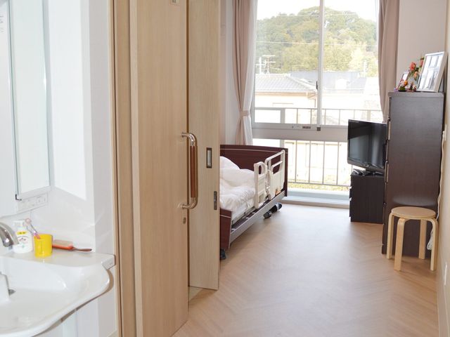 自然光が入る居室 居室 自然光が差し込む明るい居室です。ベッドと家具が並び、快適に過ごせる空間です。