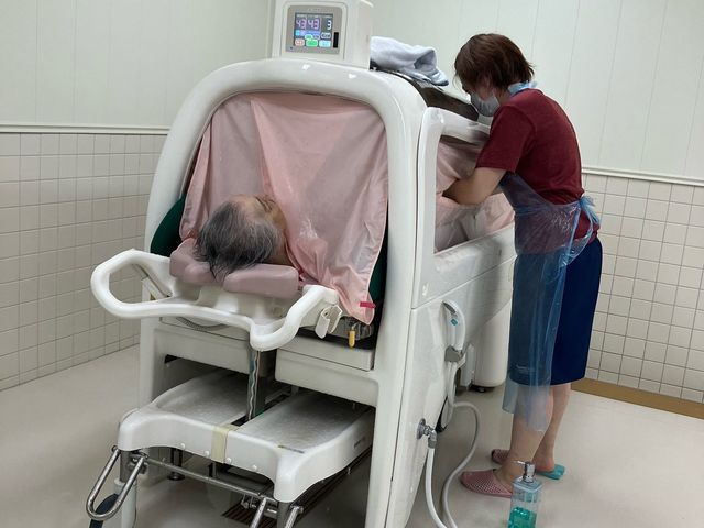 温かみのある浴室 浴室 清潔感あふれる設備が整った浴室です。スタッフが利用者に介助しやすい設計になっています。