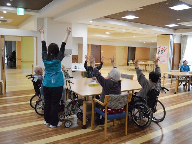 活動中の多目的室 多目的室 自然光が優しく差し込む多目的室です。利用者の方々が運動を楽しんでいます。