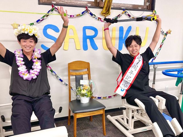 リハビリ室の様子 機能訓練室 楽しげなイベントの様子が見られるリハビリの空間です。スタッフとの交流も活発な印象です。