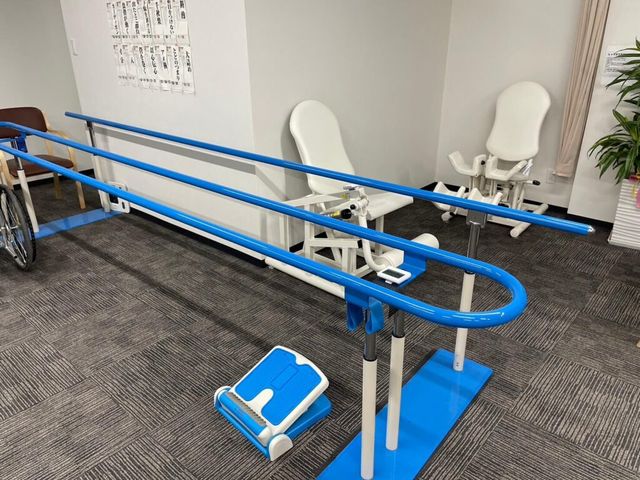 機能訓練用器具のある部屋 機能訓練室 明るい雰囲気の中で専門的な機能訓練を行える環境です。安全に配慮された器具が揃っています。