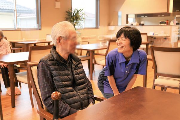 笑顔のスタッフと利用者のリビング