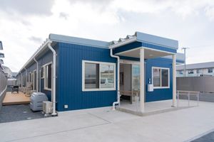 青い建物の外観