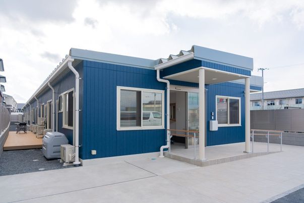 青い建物の外観