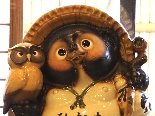 たぬき置物のある室内  