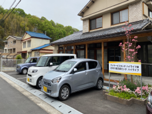 施設の外観と駐車場  