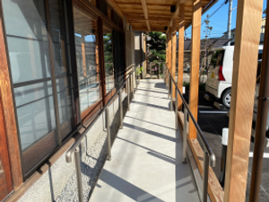 木製手すりの外廊下  