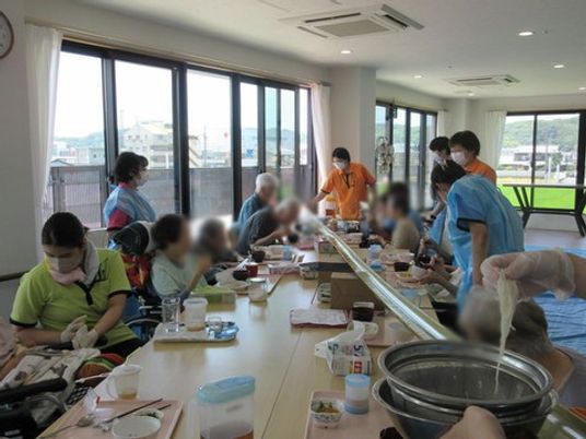 窓が広い食堂