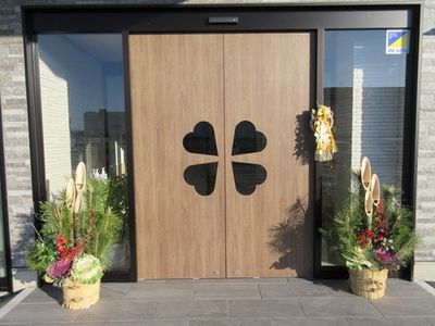 木製ドアのエントランス