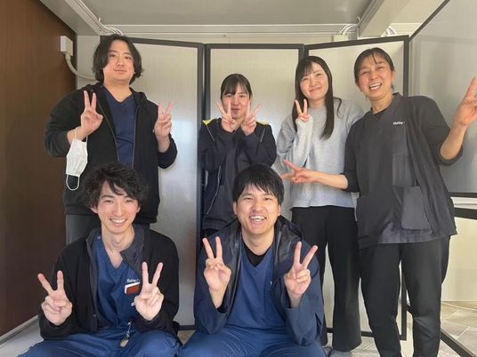 笑顔の職員集合  