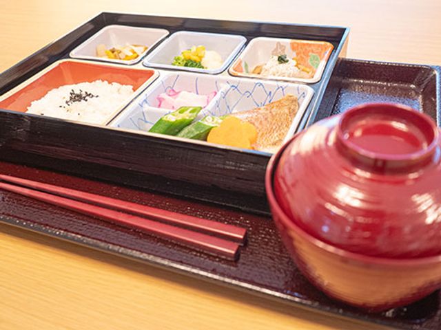 美味しそうな献立の膳 食堂 色とりどりの料理が並ぶ膳は、利用者の食事を豊かに彩ります。食堂でのひとときを楽しめます。
