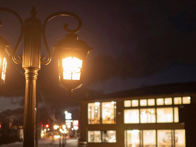やわらかな光が灯る外観 外観 夜のやわらかな街灯が施設の外を温かく照らし、落ち着いた環境を提供しています。