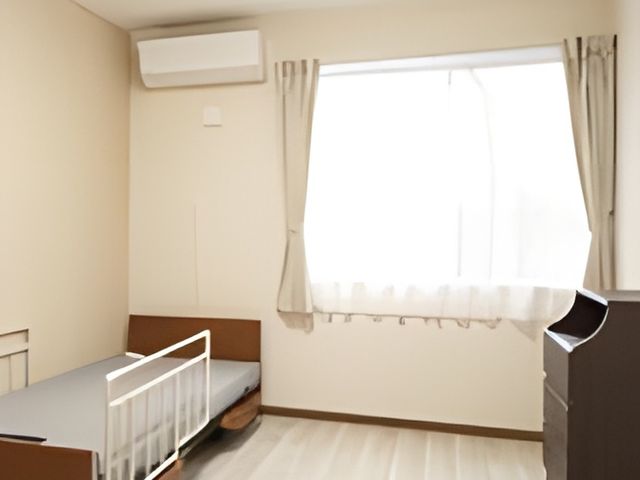 光差し込む居室 居室 自然光がたっぷり入る明るい空間で、快適に過ごせます。エアコン完備のシンプルで清潔な部屋です。