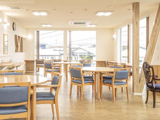 自然光が入る食堂 食堂 自然光がたっぷりと差し込む明るい空間で、広々としたテーブルと椅子が配置されています。