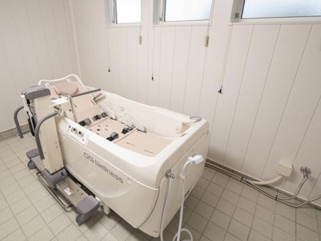 機能的な浴室 浴室 最新設備が整った浴室です。自然光が差し込み、温かみがあります。