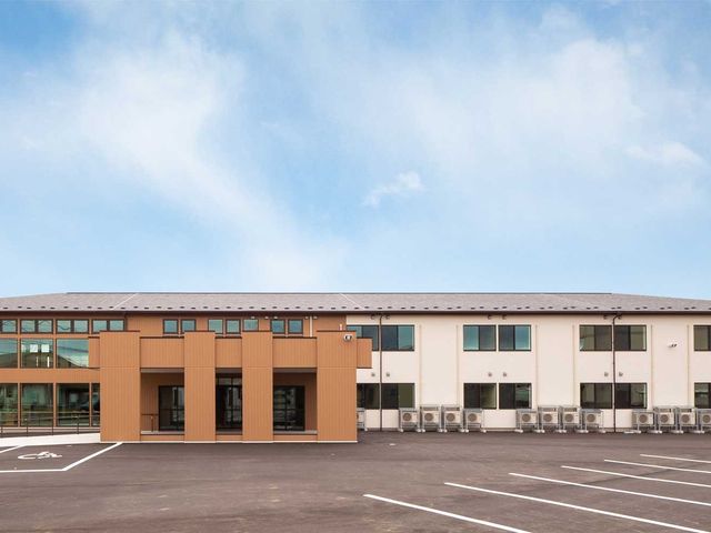 モダンな外観の建物 外観 最新設備を備えた安全性の高い建物です。大きな窓で明るく開放的な環境を提供しています。
