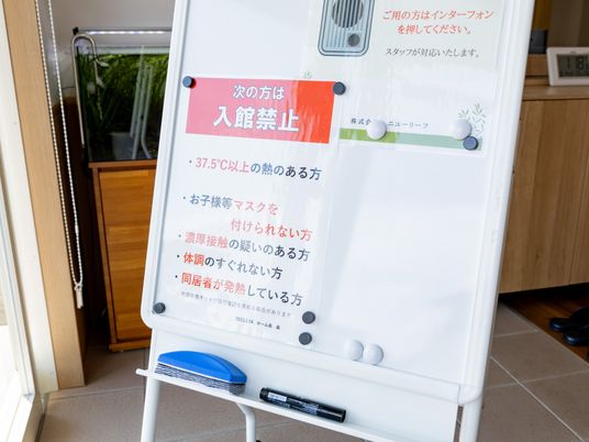 赤い看護報告板と白板