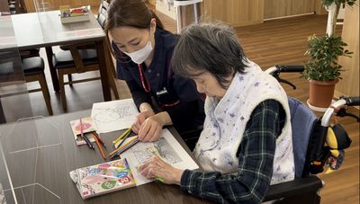 車椅子の女性とスタッフ