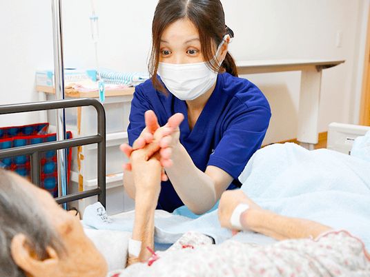 丁寧な手技の介護スタッフ
