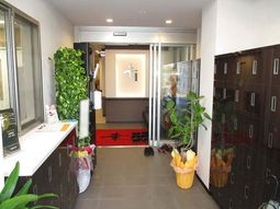 エントランスの明るい風景