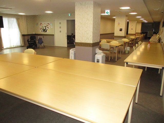 広々とした明るい食堂 食堂兼多目的スペース ゆったりと座れる食堂で、利用者が食事やコミュニケーションを楽しんでいます。働く方にとっても、ゆとりある空間が魅力です。