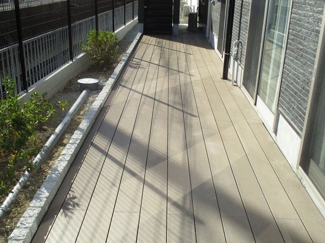 バルコニーの快適な通路 ウッドデッキのテラス 日差しが心地よいバルコニーです。ゆったりとした通路は、のんびりとしたひとときを過ごせる設計になっています。